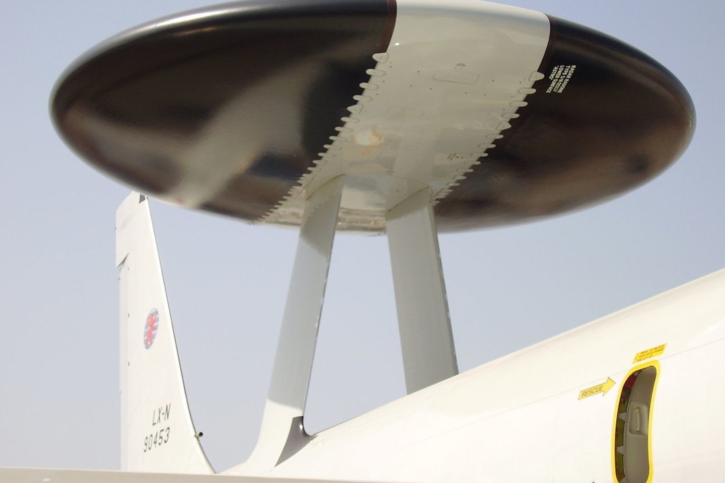   „AN/APY-2“– tai charakteringa „lėkštė“ virš lėktuvo, kuri aplink savo ašį apsisuka per 10 sekundžių ir sveria 3,6 tonos.<br> Wikimedia commons