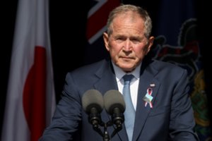 Kalbėdamas apie Ukrainos karą, buvęs JAV prezidentas G. W. Bushas padarė sau nemalonų liapsusą