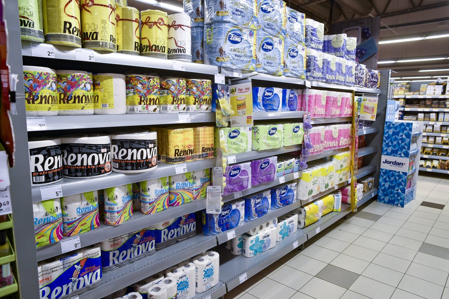 Gamintojai tikina, kad higieninio popieriaus parduotuvėse nepritrūks, tačiau jo kainos gali dar labiau išaugti.<br>V.Ščiavinsko nuotr.
