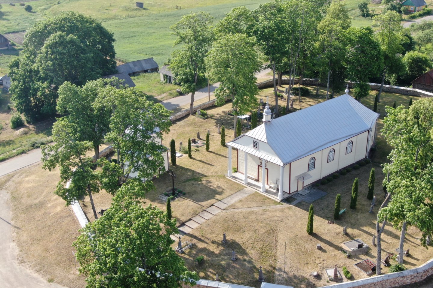  Dusmenų Šv. Apaštalų Simono ir Judo Tado bažnyčia.<br> Trakų raj. savivaldybės nuotr.