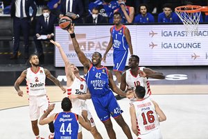 Eurolygos karūną vis dar turi „Anadolu Efes“ – pusfinalyje paskutiniu metimu palaužė „Olympiakos“ ir žais finale