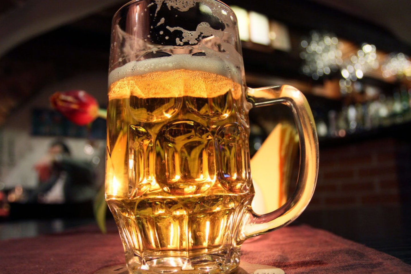 Dalyje Vilniaus barų alus pilstomas į mažesnės talpos bokalus tačiau kaina nepasikeitė.<br>M.Patašius