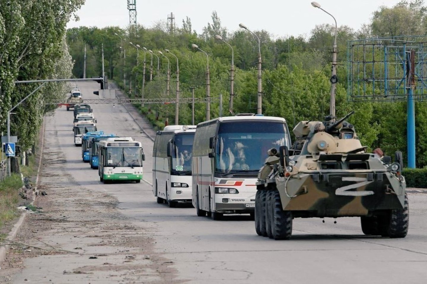 Šią savaitę iš Rusijos pajėgų apsuptos „Azovstal“ gamyklos Mariupolyje į Rusijos kontroliuojamas teritorijas evakavus daugiau nei 200 kovotojų, ir toliau lieka neaišku, koks bus tolesnis jau pasauline legenda tapusių Ukrainos karių likimas.