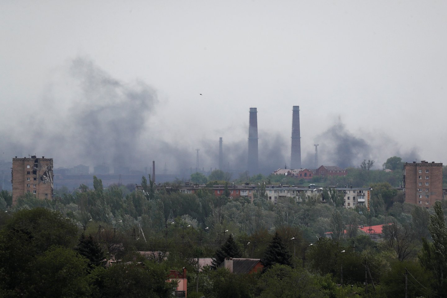 Šią savaitę iš Rusijos pajėgų apsuptos „Azovstal“ gamyklos Mariupolyje į Rusijos kontroliuojamas teritorijas evakavus daugiau nei 200 kovotojų, ir toliau lieka neaišku, koks bus tolesnis jau pasauline legenda tapusių Ukrainos karių likimas.<br>Reuters/Scanpix nuotr.