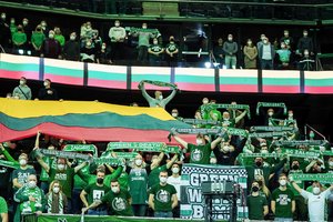 Vėl kreipėsi į žaidėjus: iš arenos išvažiuojančius žalgiriečius pasitiko ekipos sirgalių iškeltas plakatas