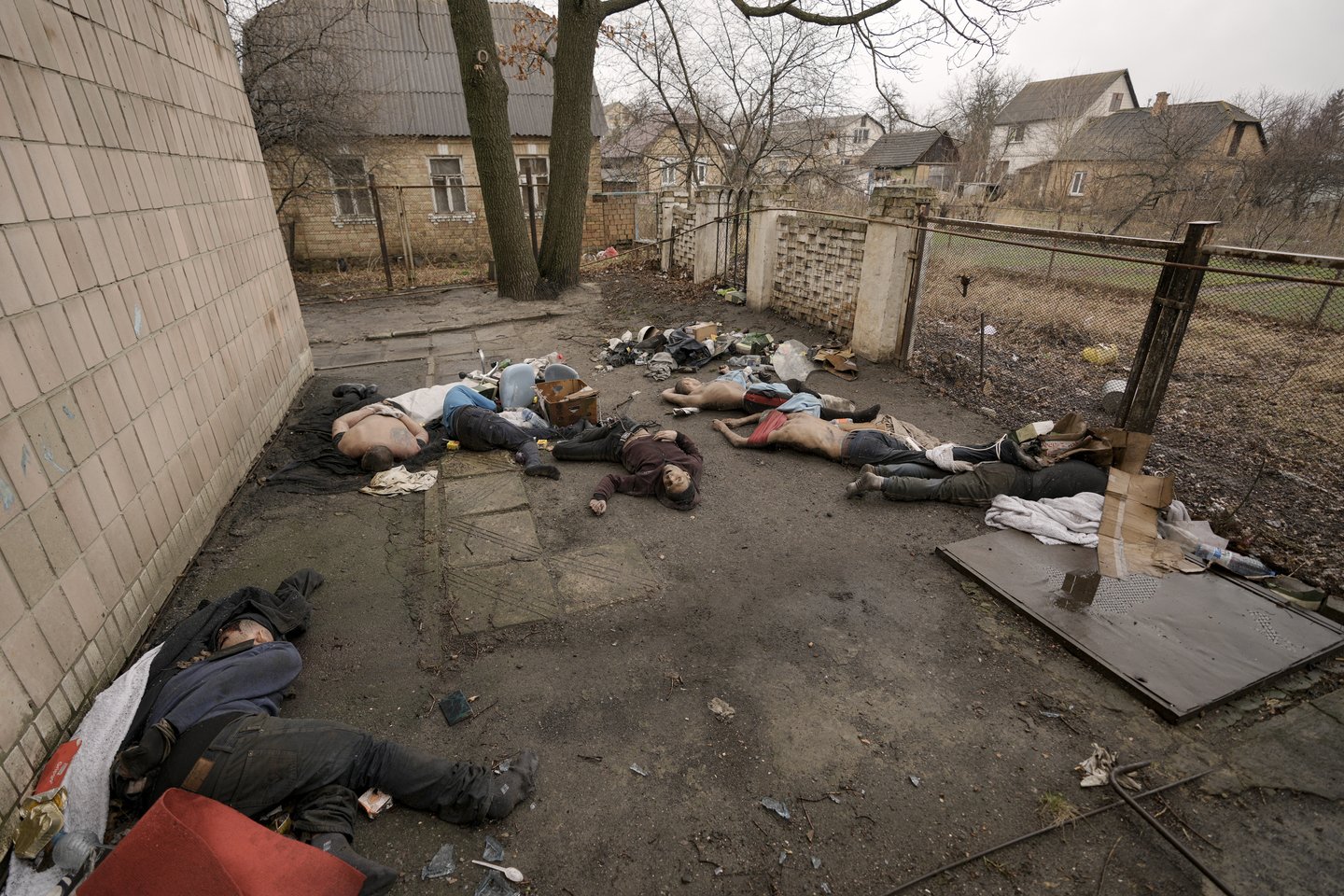 Nuotraukoje matomi vyrų kūnai, kai kurie iš jų surištomis rankomis už nugaros, guli ant žemės Bučoje, Ukrainoje, 2022 m. balandžio 3 d.<br>AP/Scanpix nuotr.