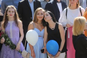 Išleistuvės grįžta su trenksmu: kai kurie švęs ypatingai – su suknelėmis už 500 eurų ir „69 danguje“ koncertu