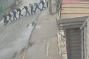 „The New York Times“ paskelbė vaizdo įrašus, atskleidžiančius rusų karių vykdytą egzekuciją Bučoje