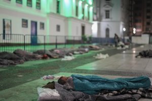 Brazilijoje rekordiškai žema temperatūra kelia grėsmę benamiams: dalis jų priversti toliau nakvoti gatvėje