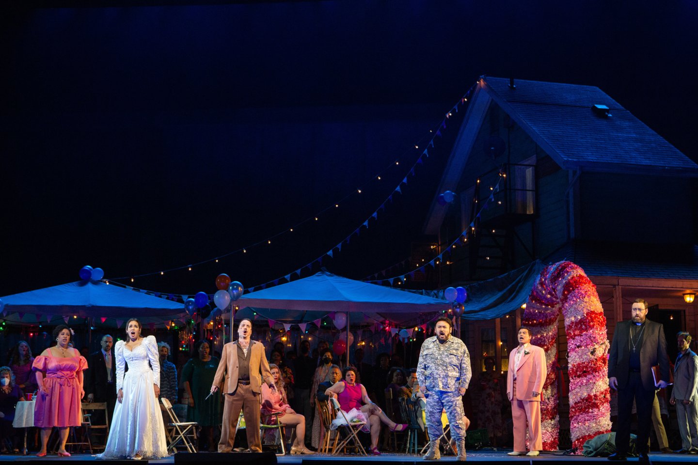 Scena iš G.Donizetti operos „Liučija di Lamermur“ naujo spektaklio. <br> „Metropolitan Opera“ nuotr.