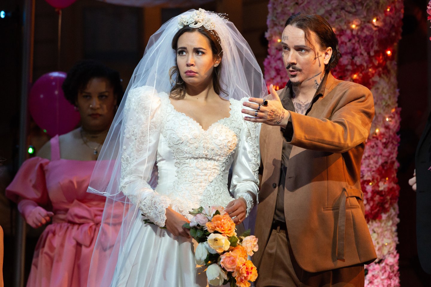 Scena iš G.Donizetti operos „Liučija di Lamermur“ naujo spektaklio. <br> „Metropolitan Opera“ nuotr.