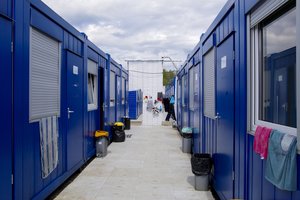 Migrantų stovyklose ginklu gali tapti net ir kotletai – riaušių nebekyla, bet įtampų pakanka