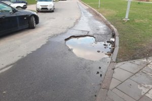 Įsmukę šuliniai – praėjusios žiemos ženklas: Vilniaus valdžia jų neremontuoja, bet šalia sodina medžius