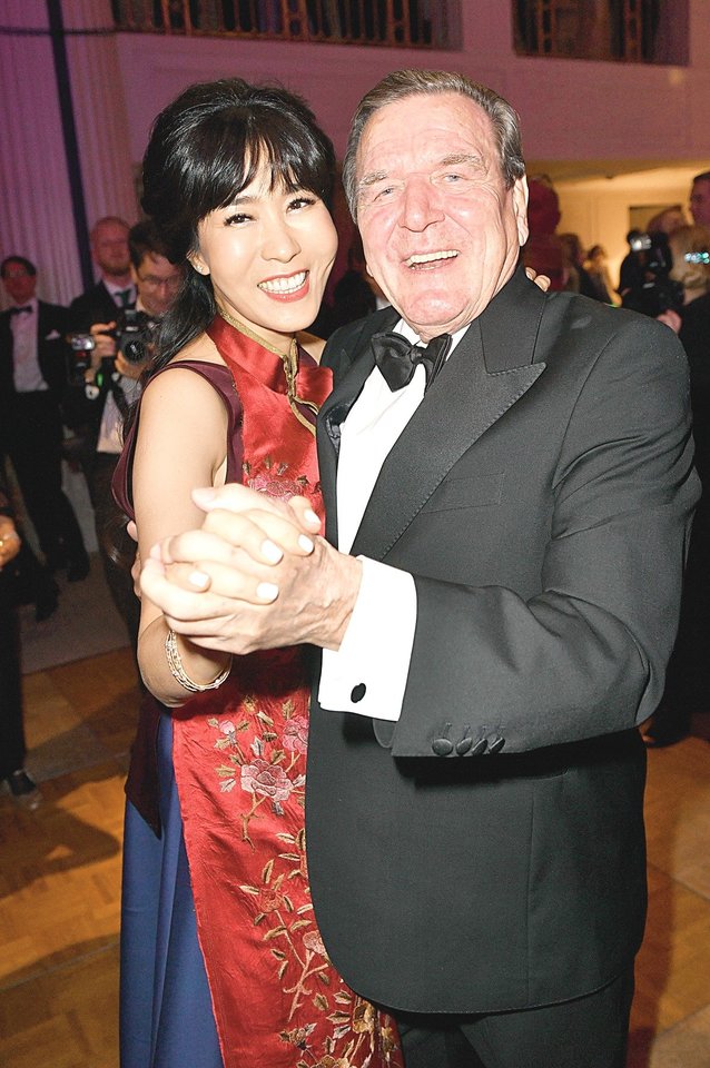 G.Schröderiui vedybos su So-yeon Kim – jau penktosios. Ilgiausiai jo santuoka truko 18 metų, trumpiausiai – ketverius.<br>„Reuters“/„Scanpix“ nuotr.