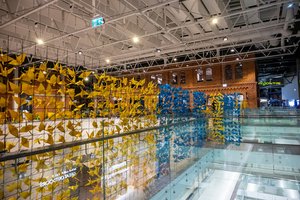 Meninė instaliacija „Laisvės sparnai“: jautrūs vaikų linkėjimai Ukrainai iš Kauno