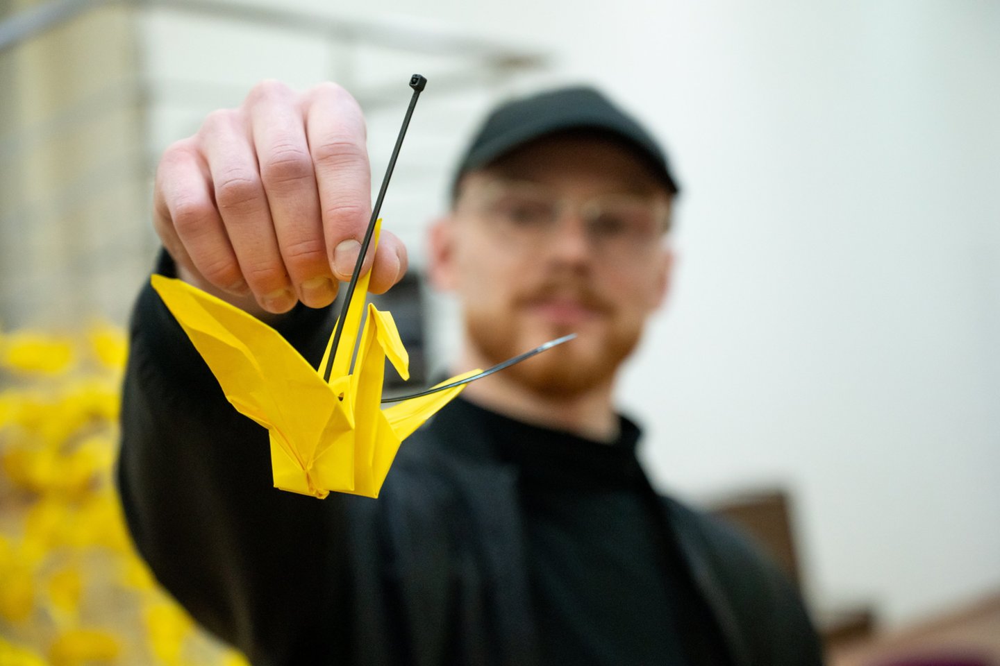 Daugiau kaip 3 tūkstančiai vaikų rankomis išlankstytų mėlynų ir geltonų origamio gervelių „nutūpė“ į bendrą kūrinį „Laisvės sparnai“.