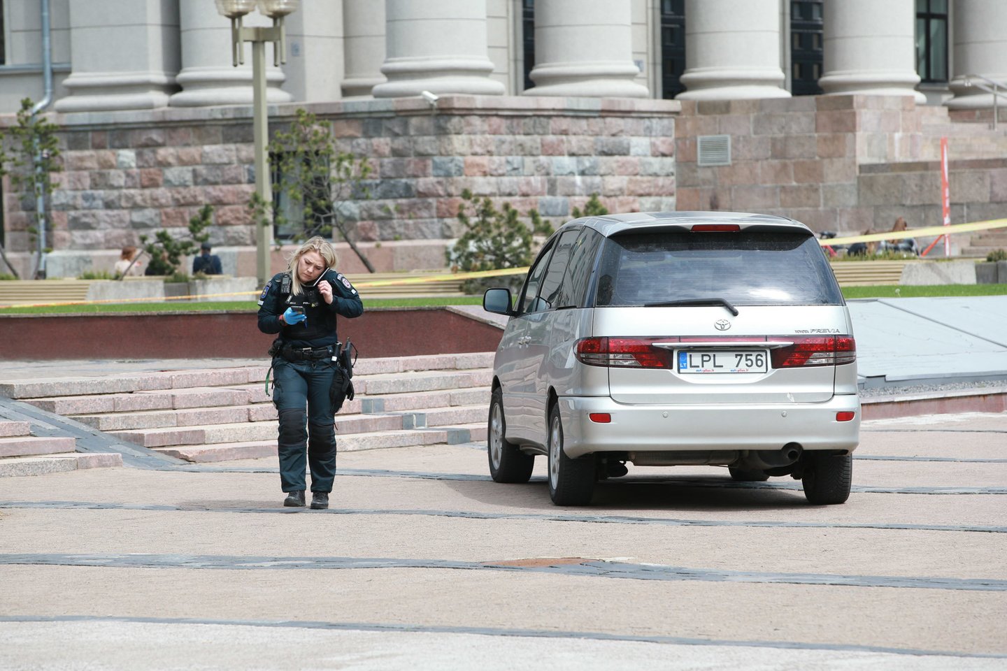 Per savaitę du išpuolius prie Seimo surengęs vyriškis ne itin nurimo net pasodintas į policijos automobilį.<br>R.Danisevičiaus nuotr.