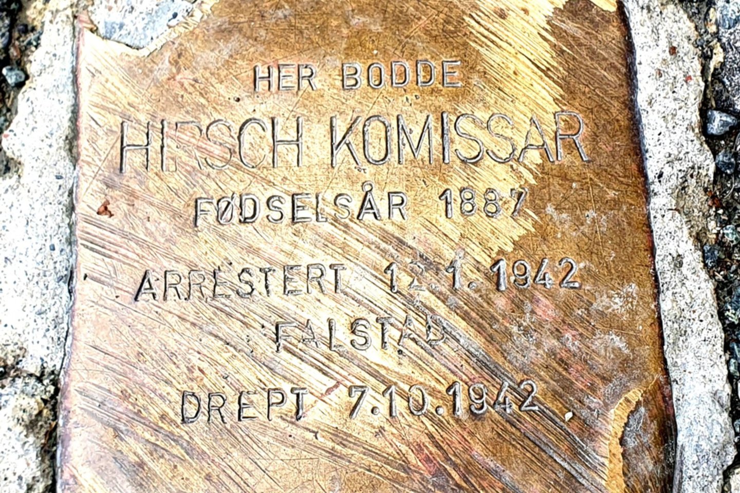 Nuo šio H.Komissaro atminimo akmens prasideda romanas. Žalvarinė plytelė įmūryta greta namo Trondheime, kuriame jis gyveno.<br> R.Mataitytės nuotr.