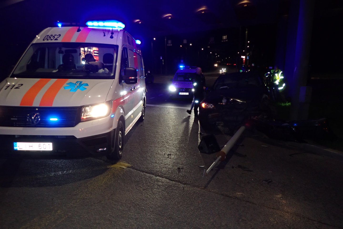  Girtas BMW vairuotojas policijos reido panosėje Vilniuje nušlavė šviesoforą.<br> A.Vaitkevičiaus nuotr.