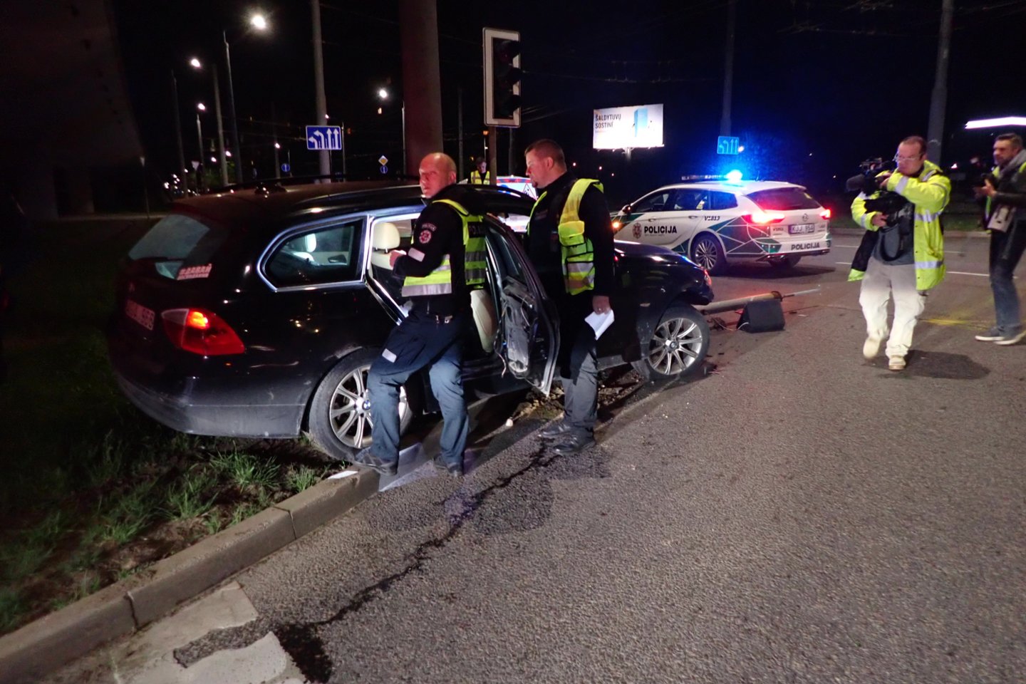  Girtas BMW vairuotojas policijos reido panosėje Vilniuje nušlavė šviesoforą.<br> A.Vaitkevičiaus nuotr.