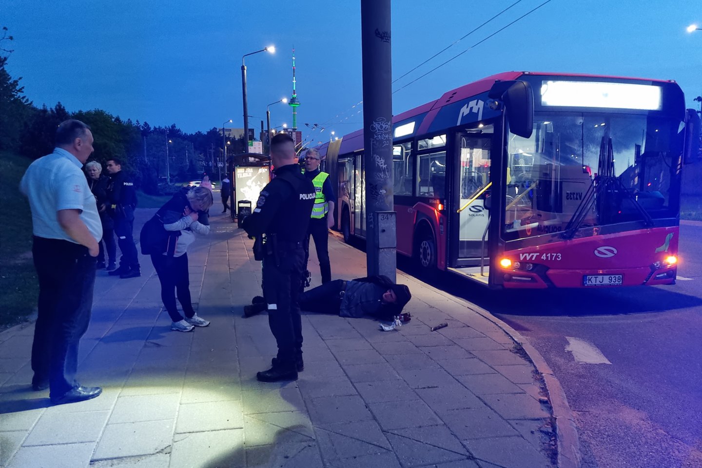  Keleivių muštynes Vilniaus autobuse sprendė 3 policijos ekipažai.<br> A.Vaitkevičiaus nuotr.