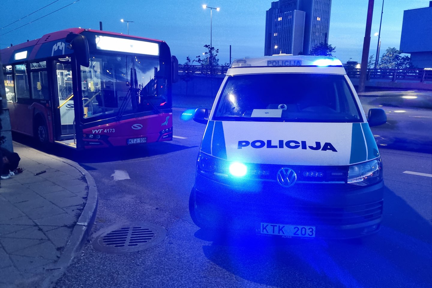  Keleivių muštynes Vilniaus autobuse sprendė 3 policijos ekipažai.<br> A.Vaitkevičiaus nuotr.
