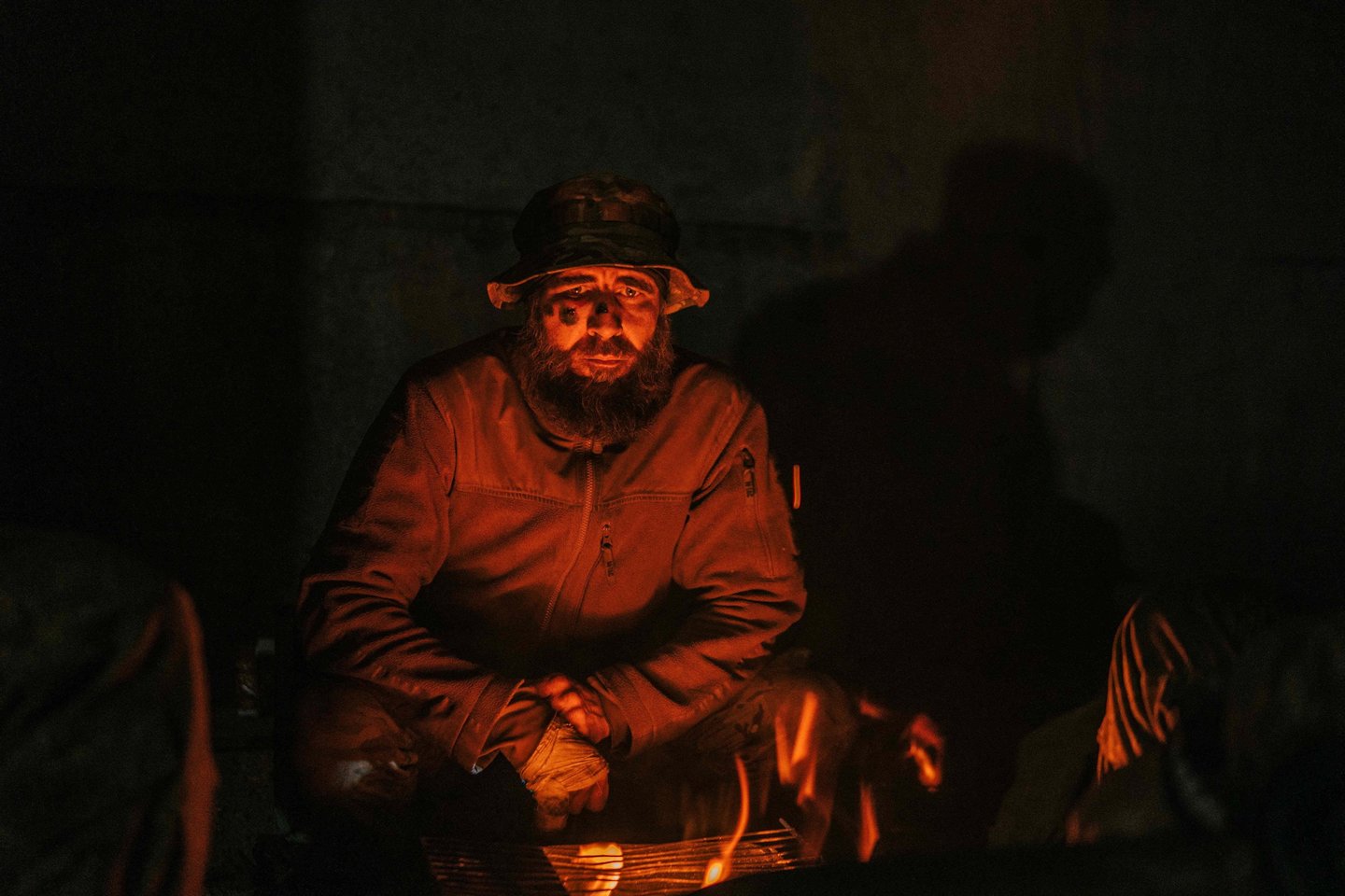 2022 m. gegužės 10 d. Azovo pulko išplatintoje nuotraukoje matyti sužeistas ukrainiečių kariškis geležies ir plieno gamykloje „Azovstal“ rytiniame Mariupolyje, Ukrainoje.<br>AFP/Scanpix nuotr.