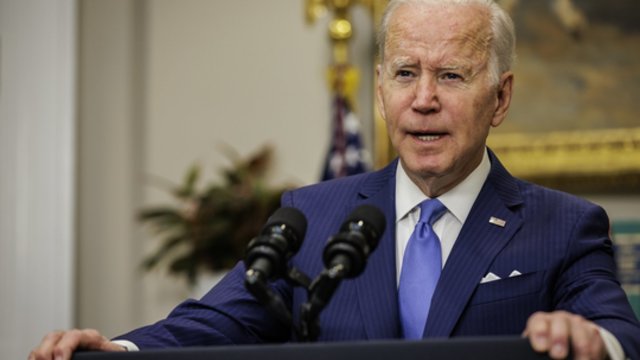 J. Bidenas pasirašė pagalbos Ukrainai paketą: ši parama kone tris kartus pranoko ankstesniąja