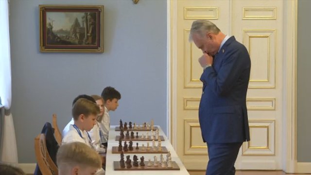 Prezidentūroje – pradinių klasių šachmatų čempionatas: su jaunaisiais žaidėjais varžėsi ir G. Nausėda