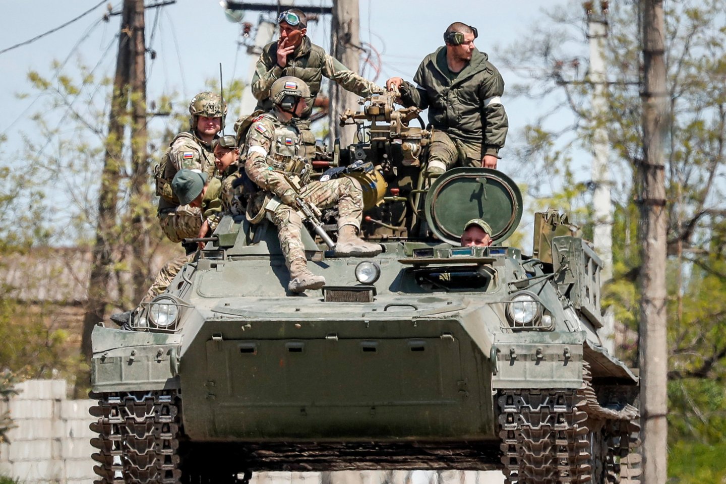 Karas Ukrainoje. Rusijos kariuomenės kariai ant<br>REUTERS/Scanpix nuotr.