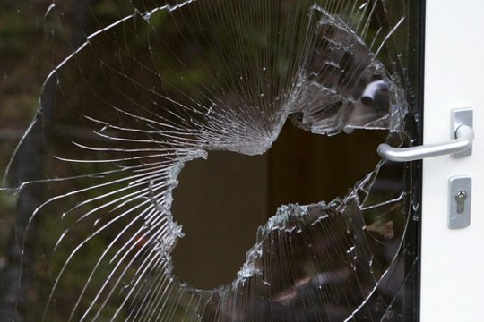 Girtas jaunuolis Tauragėje išdaužė prokuratūros langą