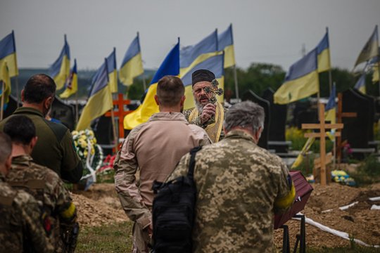 Karas Ukrainoje. Kariuomenės kapelionas vadovauja Ukrainos karių Sergejaus Profotilovo ir Igorio Malenkovo, žuvusių Vilchivkos kaime per Rusijos invaziją į Ukrainą, laidotuvėms. 2022 m. gegužės 21 d. Charkovas.