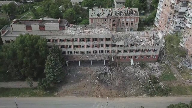 Rusų oro pajėgos raketomis atakavo Bachmuto miestą: susprogdino užsienio kalbų institutą