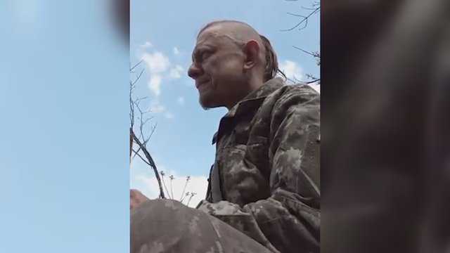 Talentingas ukrainiečių karys sugrojo kazokų dainą su „Eurovizijoje“ dėmesį patraukusiu instrumentu