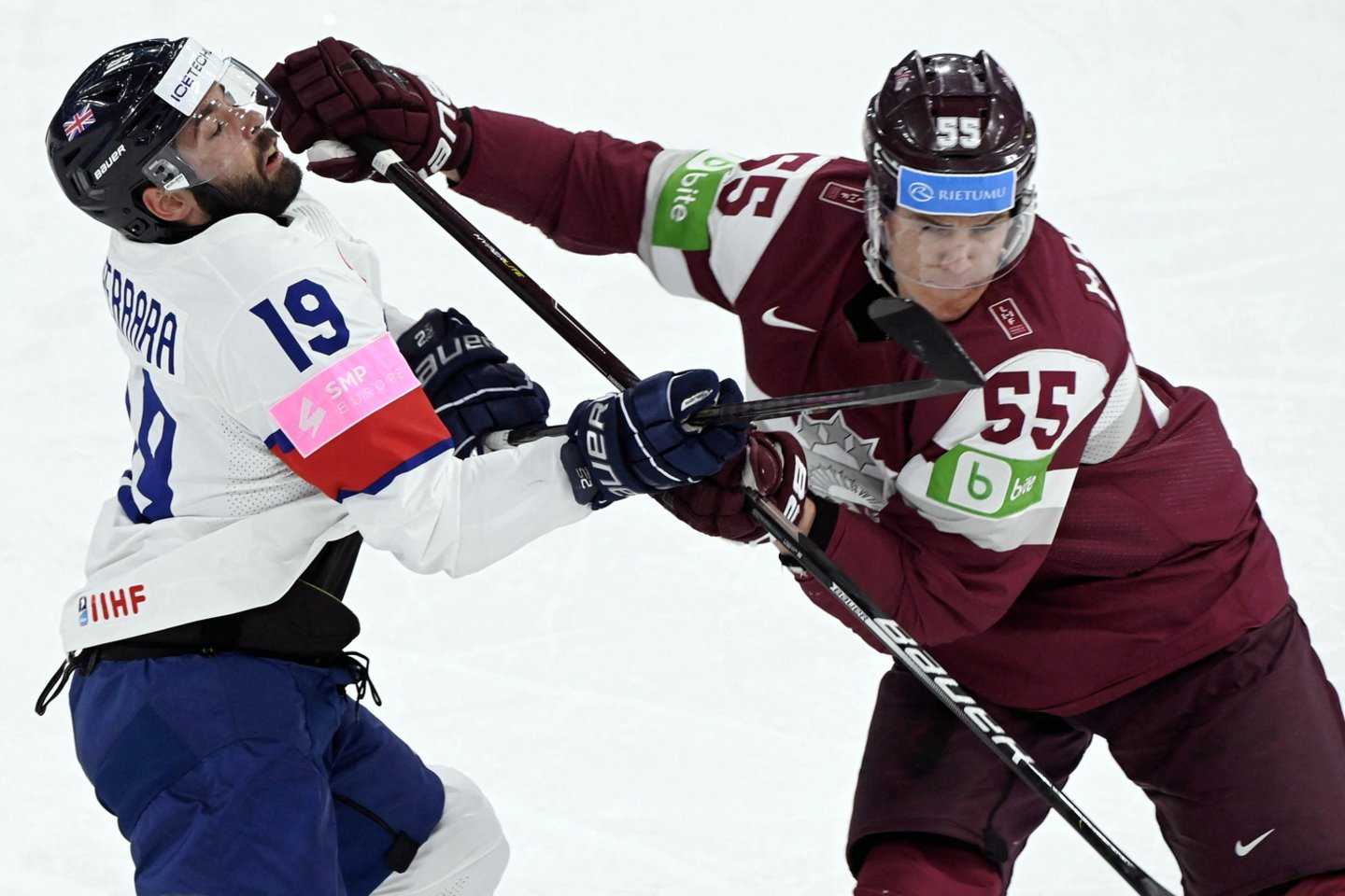 Latvijos ledo ritulininkai iškovojo antrąją pergalę iš eilės.<br>AFP/Scanpix nuotr.