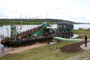 Plaukiojanti žemsiurbė iš metalo krūvos Zapyškyje tapo nauja kultūros erdve „Nemuno7“ 