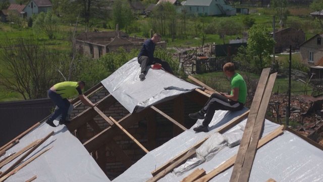 Užfiksuota, kaip ukrainiečiai atstato okupantų nuniokotus pastatus: rusai svajoja apie mūsų žemę, tačiau jos negaus
