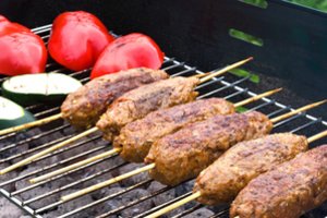 Ant žarijų kepti kiaulienos kebabai patiks ir mažiems, ir dideliems