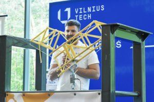 Iš neįprastos medžiagos sukonstravo tiltą: šis atlaikė 196 kilogramus 