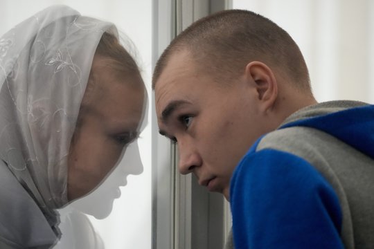 Jaunatviškos išvaizdos rusų seržantas V. Šišimarinas iš Irkutsko Sibire penktadienį teismui sakė, kad „nuoširdžiai gailisi“ dėl to, ką padarė.