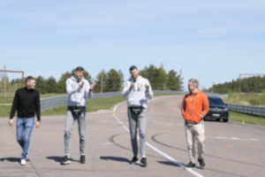 Karjerą baigę broliai Lavrinovičiai jėgas išmėgino lenktynių trasoje