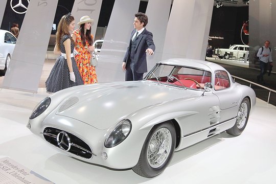 Senoviniai automobiliai brangsta kaip ant mielių: itin slaptame aukcione parduotas „300 SLR Uhlenhaut Coupe“ 