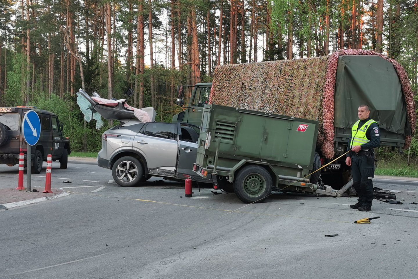  Prie Nemenčinės susidūrė karinis sunkvežimis ir visureigis: „Nissan Qashqai“ vairuotojo ir keleivio būklė – kritinė.<br> T.Bauro nuotr.