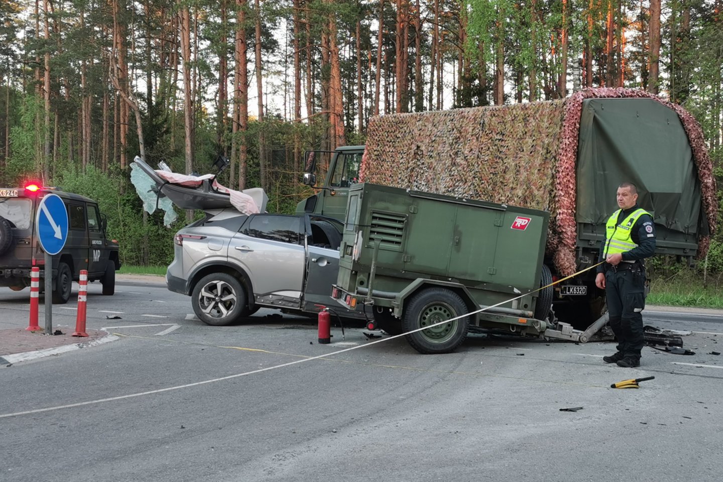  Prie Nemenčinės susidūrė karinis sunkvežimis ir visureigis: „Nissan Qashqai“ vairuotojo ir keleivio būklė – kritinė.<br> T.Bauro nuotr.