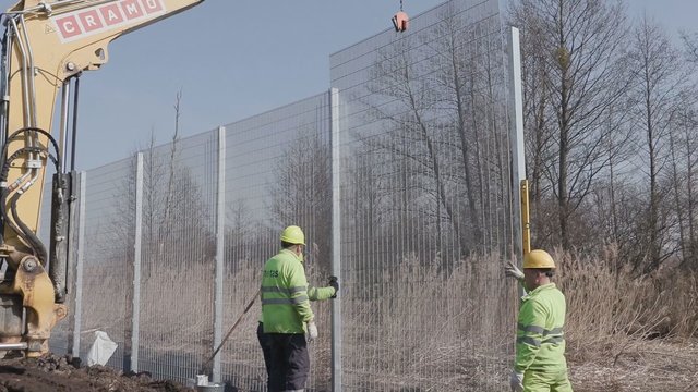 Pasidalijo vaizdais: pasienyje su Baltarusija baiginėjami tvoros statybos darbai