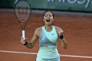 Neįprastomis oro sąlygomis pergalę šventusi E. Raducanu: „Buvau nustebusi, kad likome korte“