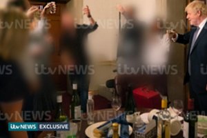 Jungtinės Karalystės premjeras vėl pateko į kritikos ugnį dėl vakarėlių skandalo nuotraukų