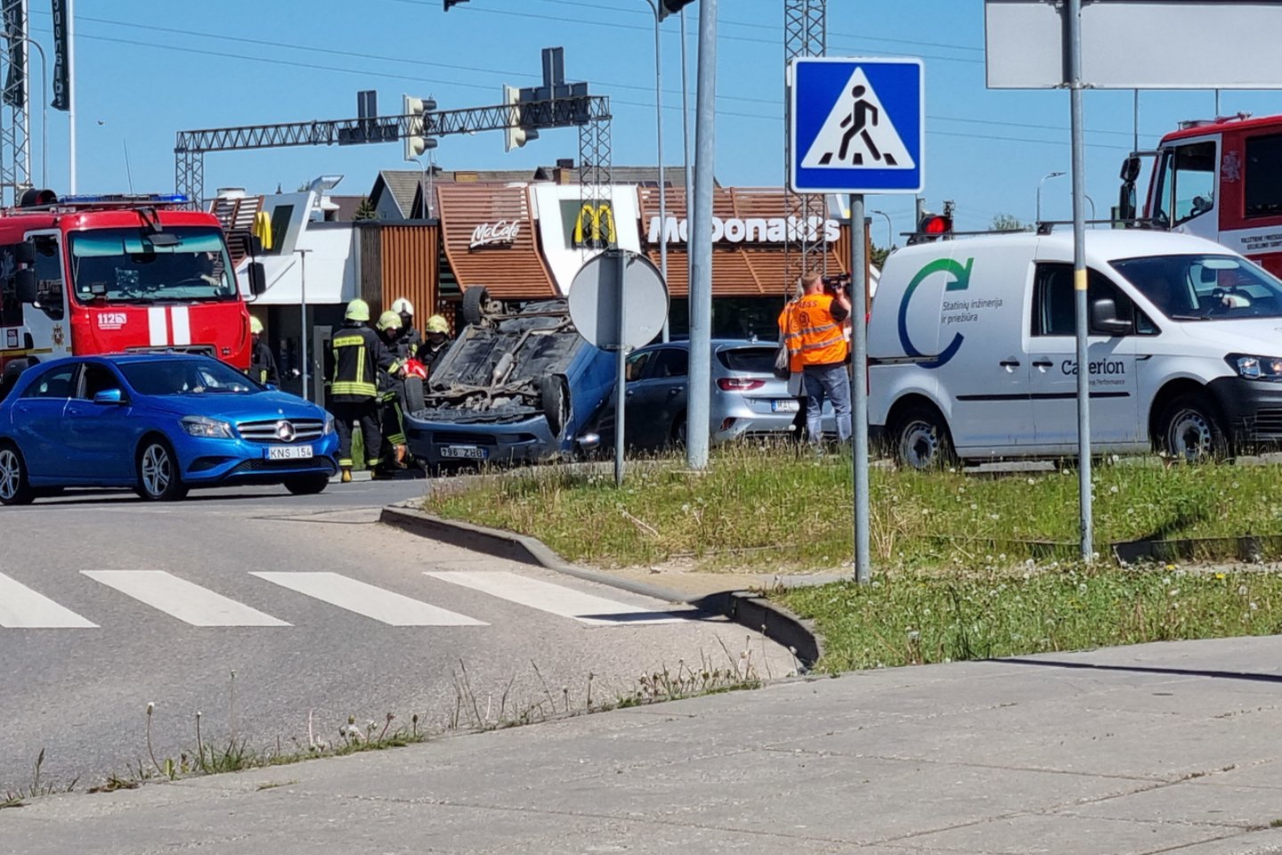  Kaune netoli prekybos centro "Mega" vienas automobilis užlėkė ant kito. <br> Skaitytojų nuotr. 