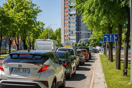 Panevėžio centre išmanūs šviesoforai paralyžiuoja eismą: žalias signalas tešviečia kelias sekundes