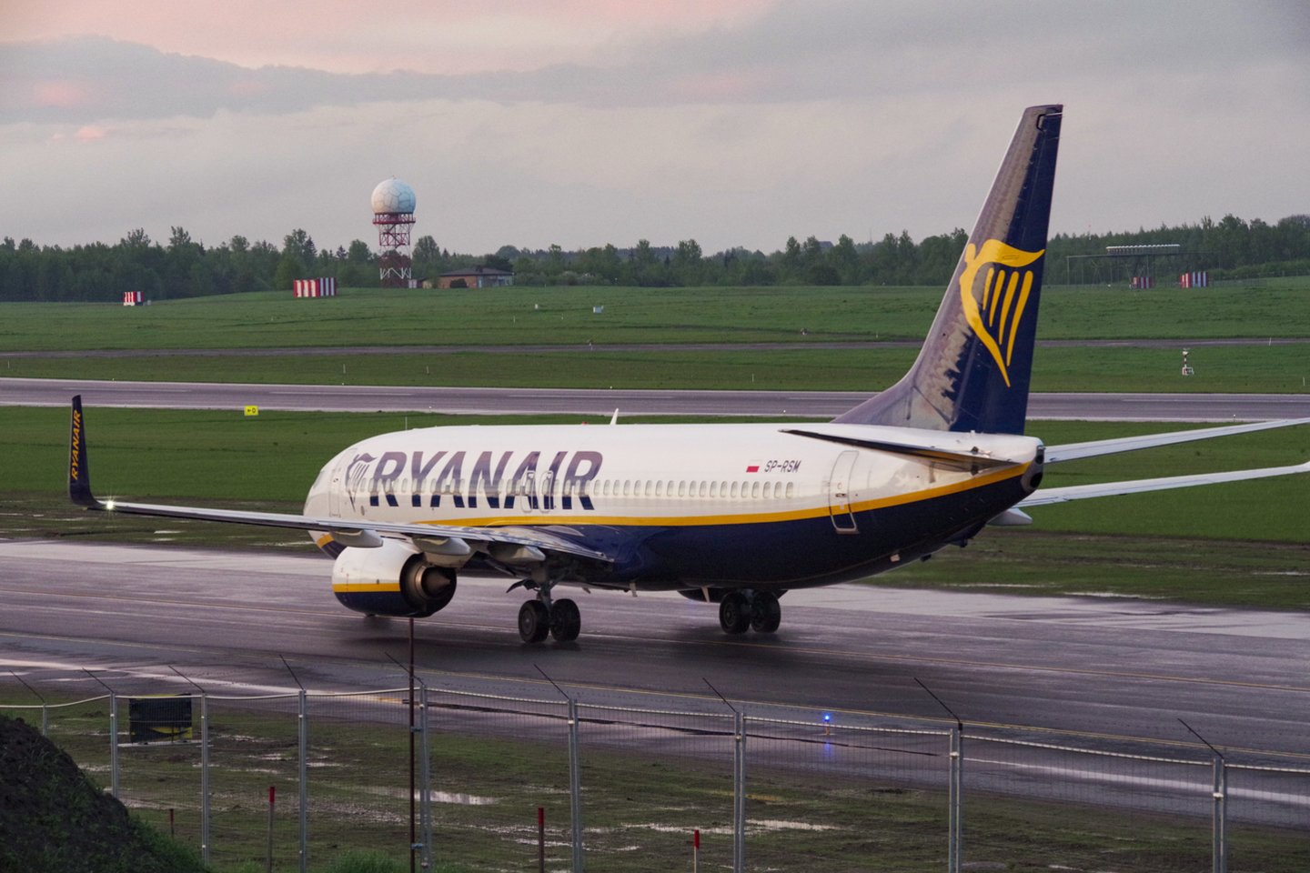 Pirmadienį praėjo lygiai metai po to, kai neteisėto Baltarusijos prezidento Aliaksandro Lukašenkos režimas Minske priverstinai nutupdė iš Graikijos į Vilnių skridusį „Ryanair“ lėktuvą ir sulaikė tinklaraštininką Ramaną Pratasevičių bei jo tuometinę draugę, Vilniuje gyvenusią Sofiją Sapegą.<br>V.Ščiavinsko nuotr.
